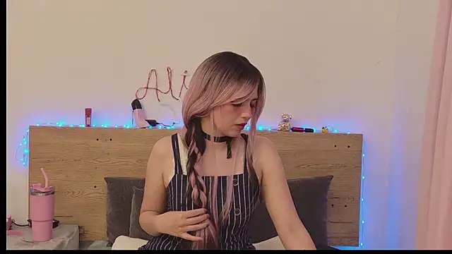 Snapshot of Sweet_Alice_S chatting on May 9, 9:14 am Sweet Alice S online show from May 9, 9:14 am