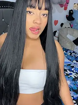 Snapshot of Saraa_M chatting on April 11, 1:21 am Saraa M online show from April 11, 1:21 am