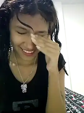 Yi Uzi online show from May 15, 11:01 pm
