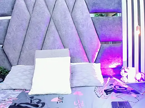 Snapshot of WinnieClarke chatting on March 28, 11:54 am WinnieClarke online show from March 28, 11:54 am