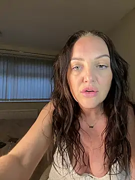 Ladyluxee online show from May 6, 7:30 pm