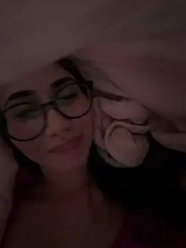 Snapshot of juliacosta chatting on May 6, 1:03 am juliacosta online show from May 6, 1:03 am