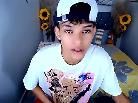 Snapshot of chris_evans77 chatting on March 31, 12:49 pm chris evans77 online show from March 31, 12:49 pm