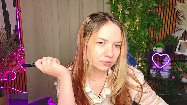 Snapshot of ViolettaSwang chatting on April 9, 10:42 am ViolettaSwang online show from April 9, 10:42 am