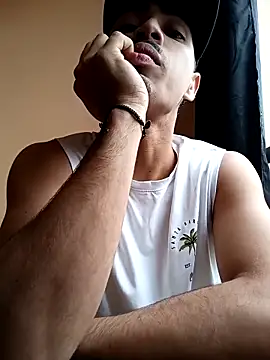 Snapshot of LucaColmal chatting on March 29, 8:53 pm LucaColmal online show from March 29, 8:53 pm