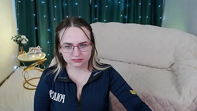 Snapshot of Bella_Evansss1 chatting on March 29, 6:46 am Bella Evansss1 online show from March 29, 6:46 am