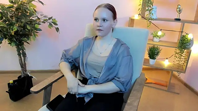 Snapshot of CharlaFenbert chatting on March 29, 9:20 am CharlaFenbert online show from March 29, 9:20 am