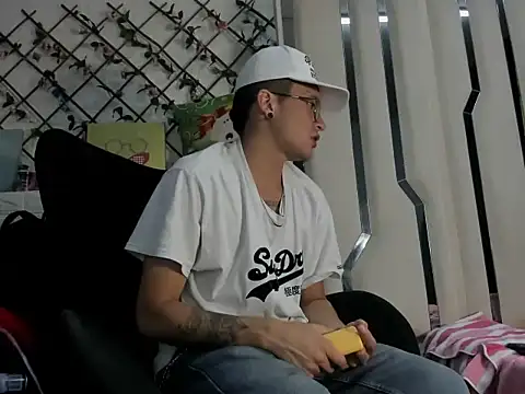 BarbieAndMax online show from March 29, 5:02 pm