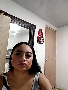 Snapshot of Aliceee_bolton chatting on April 2, 6:00 am Aliceee bolton online show from April 2, 6:00 am