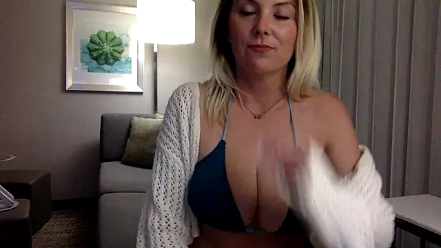 Snapshot of Natural_DDD chatting on May 3, 4:18 am Natural DDD online show from May 3, 4:18 am