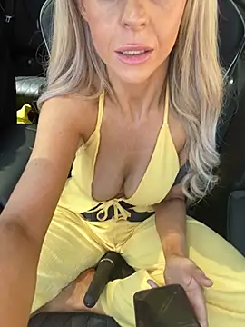 Snapshot of EllieAfterDark89 chatting on July 24, 1:20 pm EllieAfterDark89 online show from July 24, 1:20 pm