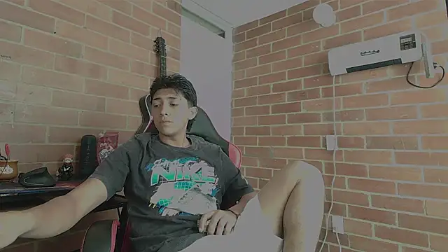 Snapshot of ethann2_ chatting on June 5, 3:40 pm ethann2 online show from June 5, 3:40 pm