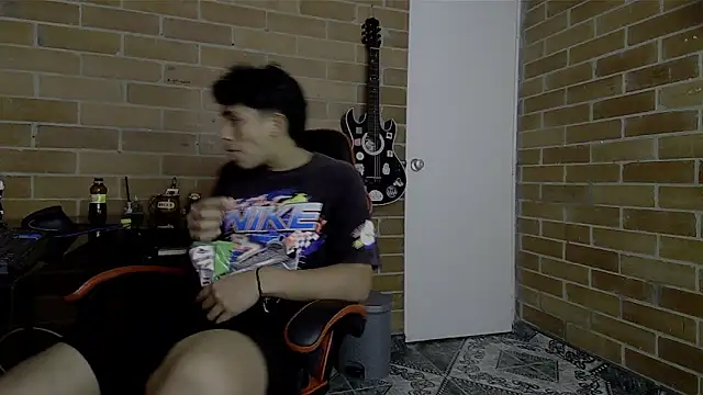 Snapshot of ethann2_ chatting on June 7, 7:06 pm ethann2 online show from June 7, 7:06 pm