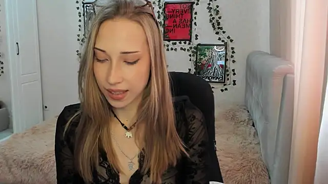 Snapshot of Emmarayder chatting on April 9, 12:43 pm Emmarayder online show from April 9, 12:43 pm