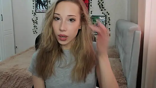 Snapshot of Emmarayder chatting on April 13, 1:49 pm Emmarayder online show from April 13, 1:49 pm