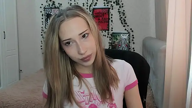Snapshot of Emmarayder chatting on May 4, 11:06 am Emmarayder online show from May 4, 11:06 am