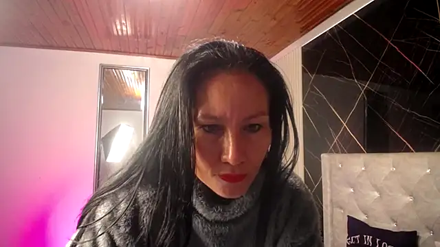 Snapshot of valeriiaa_b chatting on April 18, 11:36 am valeriiaa b online show from April 18, 11:36 am