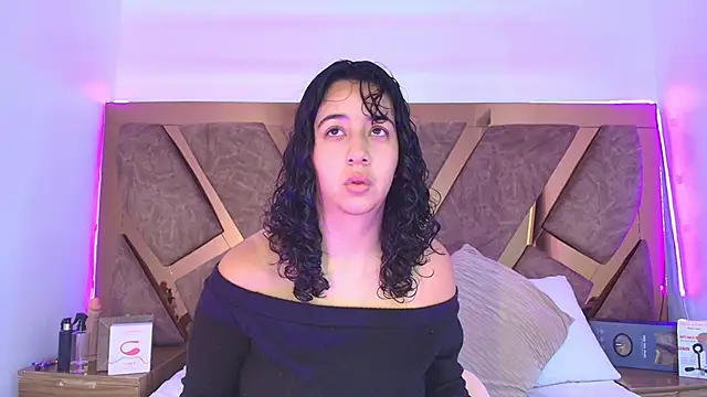 Snapshot of bella_swwan_ chatting on April 11, 2:32 pm bella swwan online show from April 11, 2:32 pm