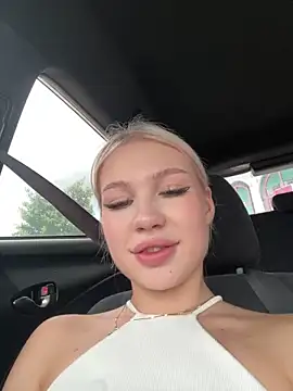 Kiss Auroraa online show from May 15, 5:03 am