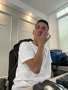 Snapshot of Liam_Fiire chatting on April 22, 1:12 pm Liam Fiire online show from April 22, 1:12 pm