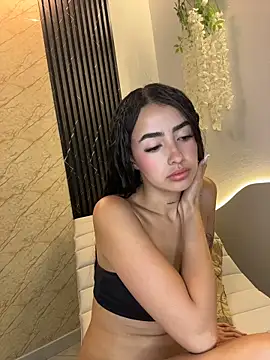 alannajade online show from April 1, 2:01 am