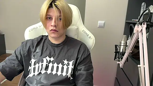 Snapshot of loverria1 chatting on April 3, 11:41 am loverria1 online show from April 3, 11:41 am