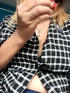 Snapshot of Bristy_BigBoobs chatting on June 4, 3:45 am Bristy BigBoobs online show from June 4, 3:45 am