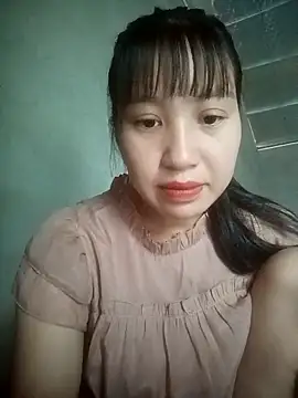 lucynguyen2 online show from April 24, 1:52 am