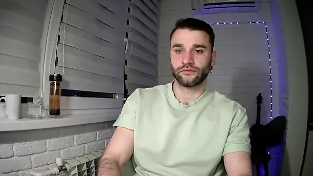 Snapshot of DaddySlava chatting on April 10, 6:23 pm DaddySlava online show from April 10, 6:23 pm