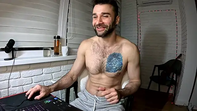 Snapshot of DaddySlava chatting on April 16, 9:39 pm DaddySlava online show from April 16, 9:39 pm
