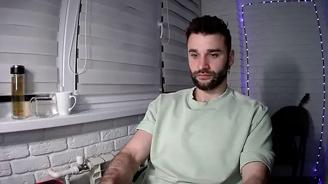 Snapshot of DaddySlava chatting on April 21, 9:17 pm DaddySlava online show from April 21, 9:17 pm