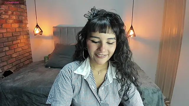Hanna Clark   online show from May 25, 12:00 pm