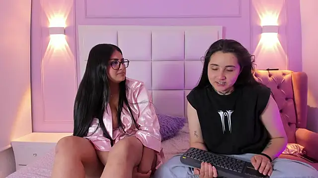 Elisa n Emma online show from April 22, 5:47 pm