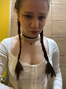 LilMisa online show from April 4, 5:49 am