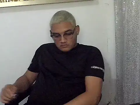 boyhot07 online show from April 3, 4:21 am