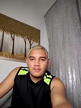 boyhot07 online show from April 4, 6:55 am