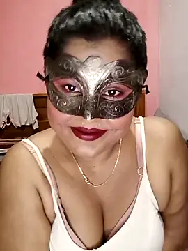 Maskedcurves online show from May 7, 7:14 am