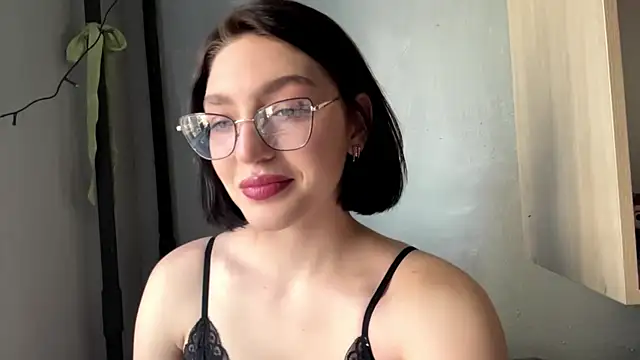 Snapshot of SinfulStarlight chatting on April 4, 5:27 am SinfulStarlight online show from April 4, 5:27 am