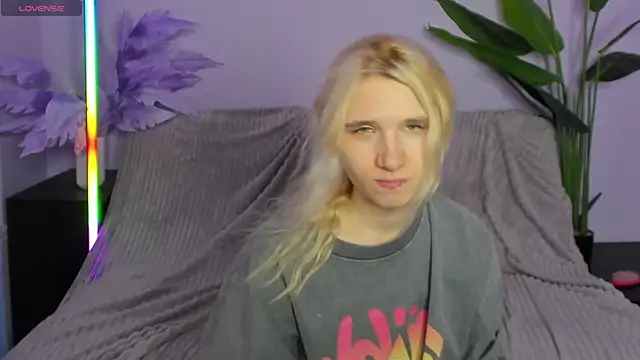 Snapshot of Kitty_Blondie chatting on April 6, 4:46 am Kitty Blondie online show from April 6, 4:46 am