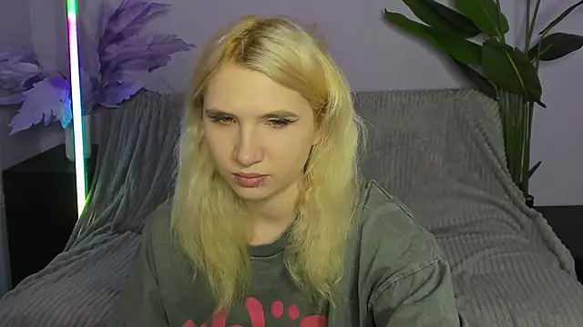 Snapshot of Kitty_Blondie chatting on April 8, 2:22 am Kitty Blondie online show from April 8, 2:22 am