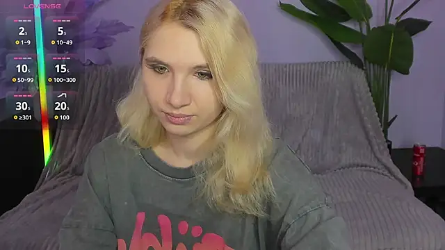 Snapshot of Kitty_Blondie chatting on April 9, 2:33 am Kitty Blondie online show from April 9, 2:33 am