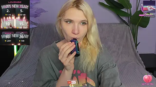 Snapshot of Kitty_Blondie chatting on April 13, 2:17 am Kitty Blondie online show from April 13, 2:17 am