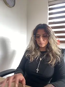Snapshot of Isabella_varella- chatting on May 11, 2:56 pm Isabella varella- online show from May 11, 2:56 pm
