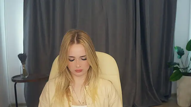 Snapshot of StephenHurban chatting on April 3, 12:25 pm StephenHurban online show from April 3, 12:25 pm