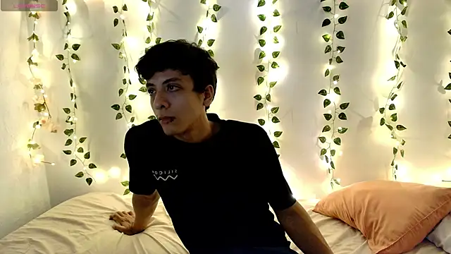 Naugthygamerboy online show from June 17, 4:04 am