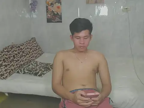 Snapshot of ur_bigcockeziekiel chatting on April 5, 4:59 pm ur bigcockeziekiel online show from April 5, 4:59 pm