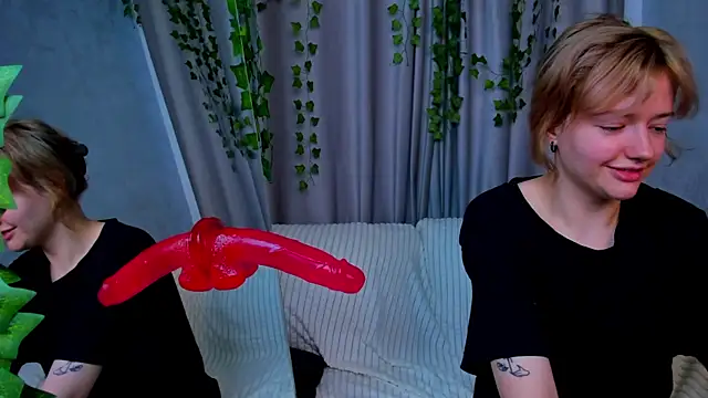 LunaaBee online show from June 25, 5:12 am