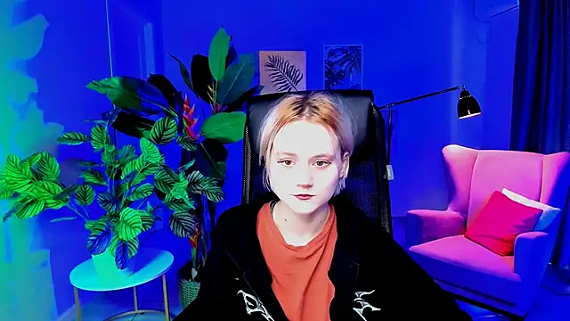 Snapshot of MicheleMarsh chatting on April 8, 1:00 pm MicheleMarsh online show from April 8, 1:00 pm