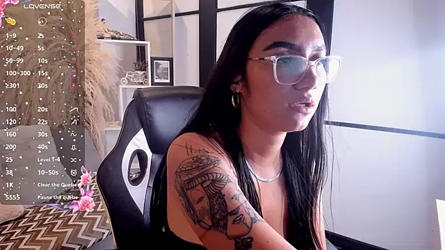 Snapshot of KendallMeyers chatting on April 13, 7:25 am KendallMeyers online show from April 13, 7:25 am