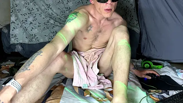 Snapshot of Lulituns chatting on April 4, 5:38 am Lulituns online show from April 4, 5:38 am